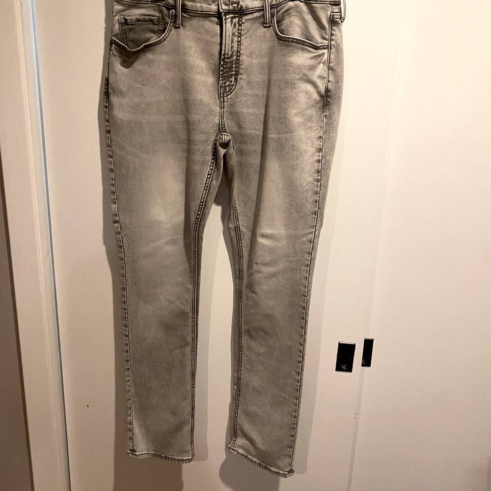 Men’s gray wash denim jeans size 34x33 Slim Fit